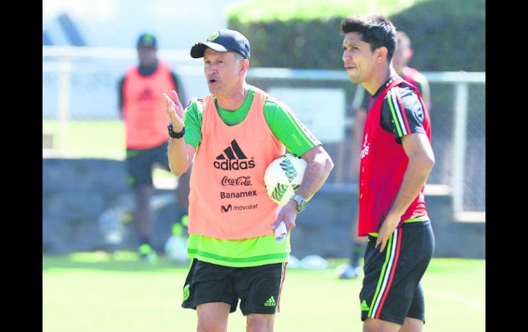 El Tri trabajó en el CAR previo a su viaje a Miami. El entrenador, Juan Carlos Osorio,da instrucciones a Jesús Molina. MEXSPORT /