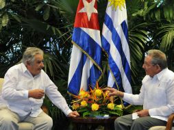 Mujica durante una plática con Castro. AFP / E. Mastrascusa