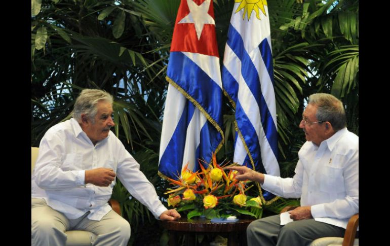 Mujica durante una plática con Castro. AFP / E. Mastrascusa