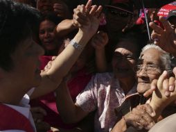 El candidato a la vicepresidencia, senador filipino Ferdinand 'Bongbong' Marcos Junior, saluda a sus seguidores. EFE / B. de la Cruz