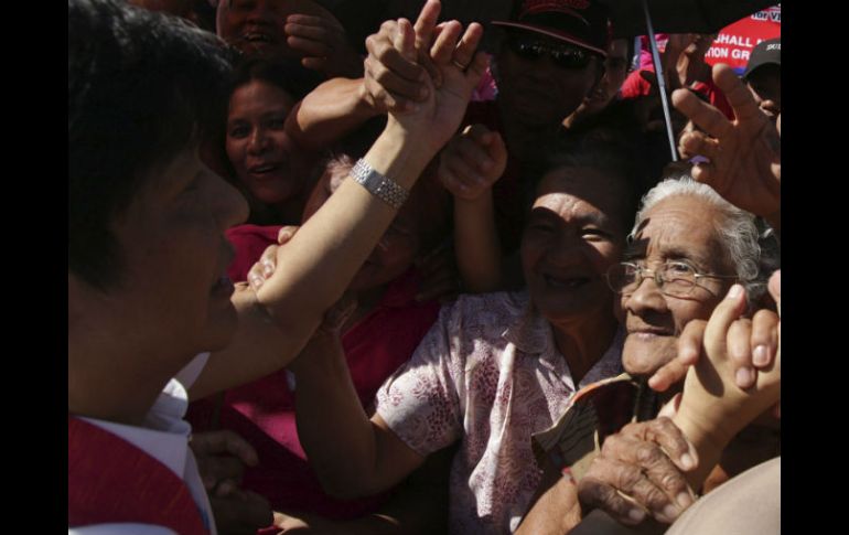 El candidato a la vicepresidencia, senador filipino Ferdinand 'Bongbong' Marcos Junior, saluda a sus seguidores. EFE / B. de la Cruz