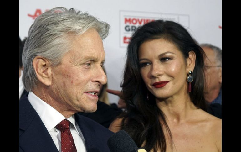 Michael Douglas posa junto a su mujer, Catherine Zeta-Jones, a su llegada a los premios Películas para Adultos de la revista AARP. EFE / N. Prommer