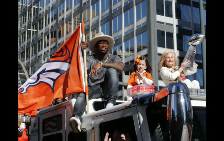 El jugador más valioso del Super Bowl, Von Miller, y Annabel Bowlen, esposa del dueño del equipo. AP / J. Dempsey