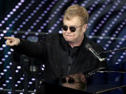 Elton John con su inseparable piano interpretó 'Sorry seems to be the hardest word'. AP / C. Onorati