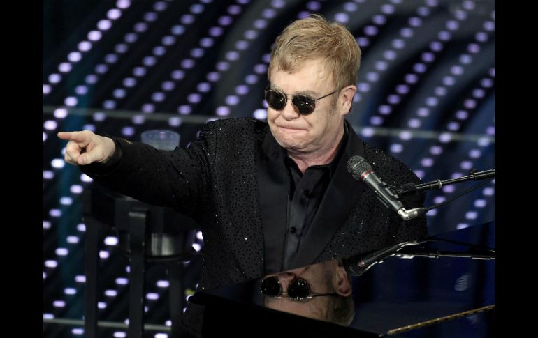 Elton John con su inseparable piano interpretó 'Sorry seems to be the hardest word'. AP / C. Onorati