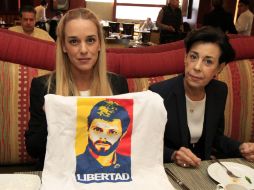 Tintori (i) vino a México con sus hijos y Antonio Mendoza (d), madre de Leopoldo López. NTX / J. Lira