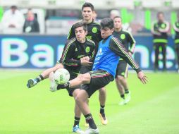 Érick Gutiérrez (casaca azul) le gana el balón a Rodolfo Pizarro, en el interescuadras que hizo el Tri Mayor en Miami. MEXSPORT /