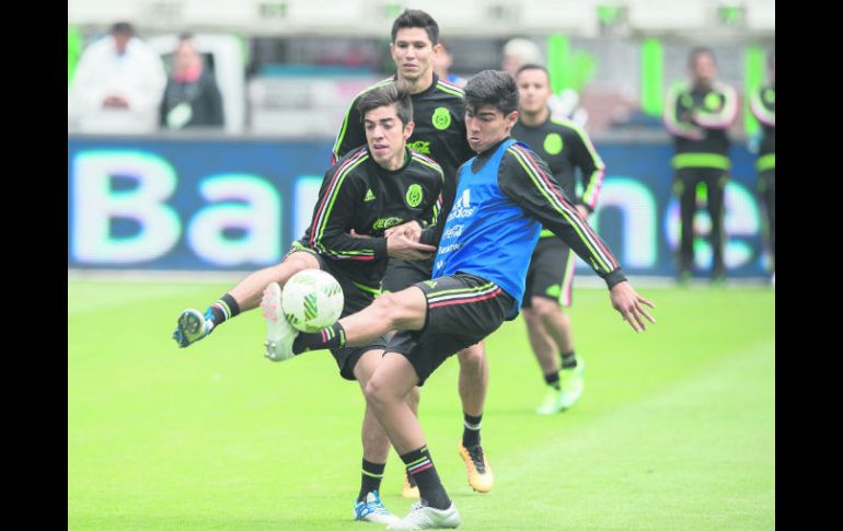 Érick Gutiérrez (casaca azul) le gana el balón a Rodolfo Pizarro, en el interescuadras que hizo el Tri Mayor en Miami. MEXSPORT /