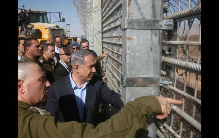 El otro muro. Benjamin Netanyahu (centro) revisa la reja que separa a Israel de Jordania. AP / M. Sellem