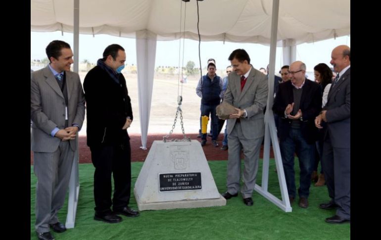 Imagen de la colocación de la primera piedra de la prepa en Tlajomulco. ESPECIAL / Universidad de Guadalajara