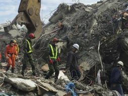 Familiares de los atrapados en el derrumbado edificio Dragón Dorado siguen con esperanzas de que se rescate a sus seres queridos. AP / J. Lai