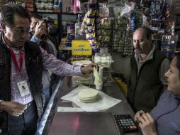 El secretario de Desarrollo Rural, Héctor Padilla Guiérrez, sostiene una tortilla durante un recorrido hecho en la colonia El Tapatío. EL INFORMADOR / R. Tamayo