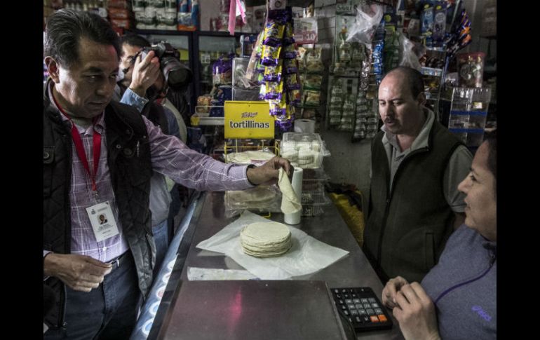 El secretario de Desarrollo Rural, Héctor Padilla Guiérrez, sostiene una tortilla durante un recorrido hecho en la colonia El Tapatío. EL INFORMADOR / R. Tamayo