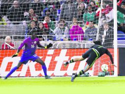 Selló la victoria. Rodolfo Pizarro hizo de cabeza el segundo gol de México, a pase de Hirving Lozano. AP /