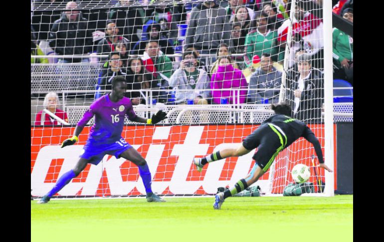 Selló la victoria. Rodolfo Pizarro hizo de cabeza el segundo gol de México, a pase de Hirving Lozano. AP /