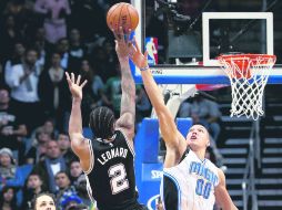 La figura. Kawhi Leonard (2) realiza un tiro al aro ante la marca de Aaron Gordon, de Orlando. AFP / S. Greenwood