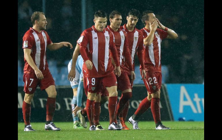 Los jugadores del Sevilla festejan su pase a la final del torneo. AFP / C. Manso