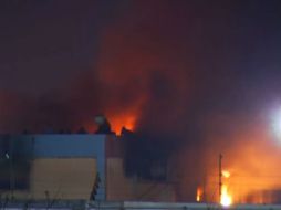 En un edificio contiguo al que se incendia se aprecian sombras moviéndose tras la cortina de una ventana. YOUTUBE / Catalina Díaz