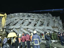 Los equipos de rescate continúan su labor en la ciudad de Tainan. AFP / S. Yeh