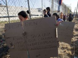 Decenas de familias empezaron a amontonarse frente a las puertas de Topo Chico, reclamando información y rezando. AFP / J. Aguilar