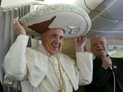 El papa Francisco usa el sombrero que recibió de una reportera mexicana. AP / A. Di Meo