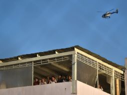 En la madrugada, familiares de presos intentaron frenar traslados a través de amparos, pero son ignorados por autoridades. EFE / M. Sierra