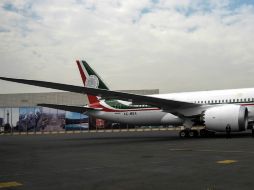 El términos prácticos, la Bandera Nacional plasmada en el avión muestra su anverso y reverso teniendo como asta la ''nariz'' del avión. FACEBOOK / Presidente Enrique Peña Nieto