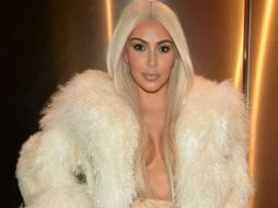 Kardashian apareció con un abrigo blanco que cubría parte de su pronunciado escote. TWITTER / @eonline