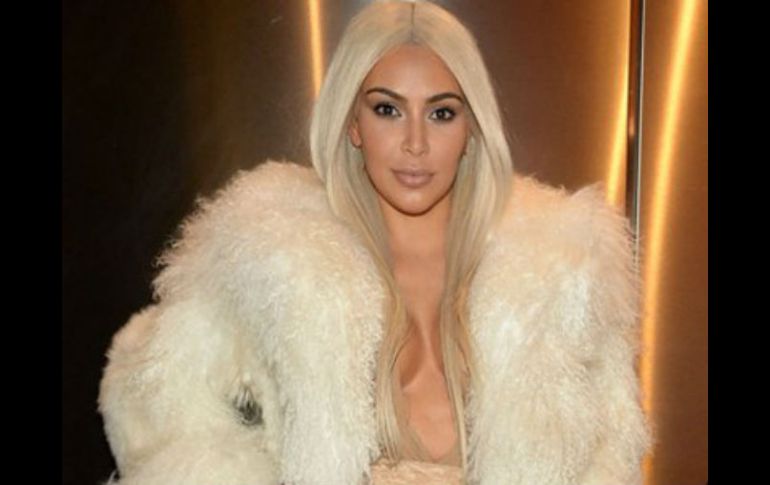 Kardashian apareció con un abrigo blanco que cubría parte de su pronunciado escote. TWITTER / @eonline