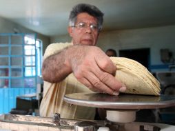 Mónica considera inaceptable que suban el precio de un alimento básico, como las tortillas. NTX / ARCHIVO