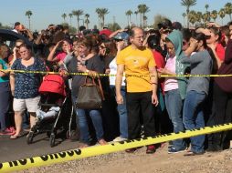 Decenas de ansiosos padres se aglomeraron en torno a la Independence High School de Glendale. AP / M. York