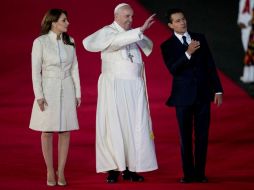 Al bajar del avión el Papa Francisco (centro) caminó sobre una alfombra roja junto al Presidente Enrique Peña Nieto y su esposa. AP / E. Verdugo