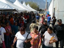 Este viernres, unas 400 personas asistieron al centro penitenciario en Monterrey para poder entrar a ver a sus familiares. NTX / J. C. Pérez