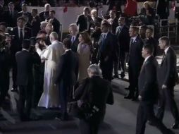 El Papa marcó su propio recorrido aunque no dejó de estar acompañado del Presidente Peña Nieto y su esposa. ESPECIAL /