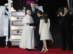 El Papa fue recibido por el Presidente Peña Nieto y su esposa Angélica Rivera. EFE / J. Méndez