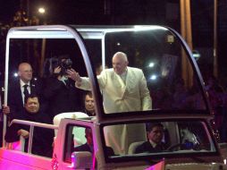 Acompañado del cardenal y el nuncio apostólico, el Pontífice termina su recorrido por la Ciudad de México. NTX / N. Gutiérrez