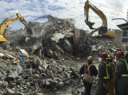 La investigación sobre los posibles defectos de construcción en el edificio siniestrado continúan. AP / ARCHIVO