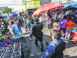 En la metrópoli existen 398 tianguis, en los que se vende todo tipo de piratería. Nadie la combate. EL INFORMADOR / ARCHIVO