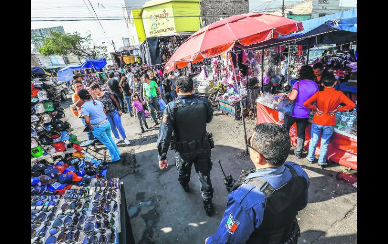 En la metrópoli existen 398 tianguis, en los que se vende todo tipo de piratería. Nadie la combate. EL INFORMADOR / ARCHIVO