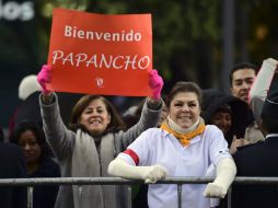 Los fieles ya esperan el recorrido del Papa por las calles de la Ciudad de México. AFP / R. Schemidt