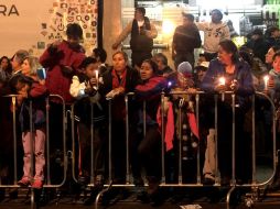 Los feligreses comenzaron a formarse desde las 04:00 horas sobre la Avenida Insurgentes Sur para ver al Papa durante su recorrido. SUN /