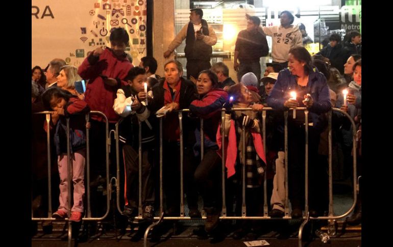 Los feligreses comenzaron a formarse desde las 04:00 horas sobre la Avenida Insurgentes Sur para ver al Papa durante su recorrido. SUN /