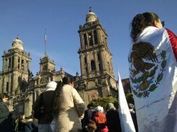 En el Zócalo de la Ciudad de México, frente a Palacio Nacional y la Catedral, miles esperan ver al Papa Francisco. EL INFORMADOR / A. García