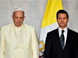 Después de tomarse las fotografías oficiales, el Papa Francisco saludó a la familia del Presidente. AFP / G. Bouys