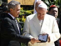 El Papa Francisco recibe del jefe de Gobierno, Miguel Ángel Mancera, las llaves de la Ciudad de México. SUN / A. Ojeda