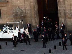 Francisco a su llegada a la Catedral donde se reúne con 18 arzobispos de México, así como con obispos. NTX / J. Arciga