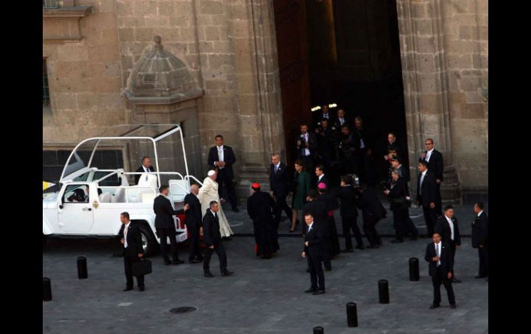 Francisco a su llegada a la Catedral donde se reúne con 18 arzobispos de México, así como con obispos. NTX / J. Arciga