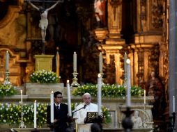 Francisco dice a obispos: ''Les ruego no caer en la paralización de dar viejas respuestas a las nuevas demandas''. AFP / G. Bouys