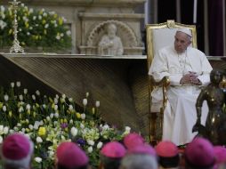 Tras ser recibido en el Palacio Nacional, el Papa Francisco se encontró con obispos de México en la Catedral. AP / G. Borgia