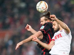 Acción del partido entre el equipo de Frankfurt y Colonia en la Bundesliga. EFE / M. Becker